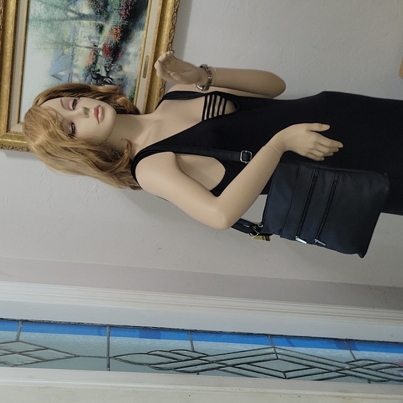 NEW, Black leather large crossbody purse. Lots of room. - Picture 8 of 10